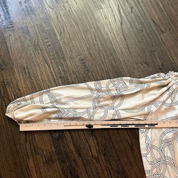 H&M Women Blouse Small Beige Geometric Long Sleeve High Career Top New Oversize - Picture 5 of 7